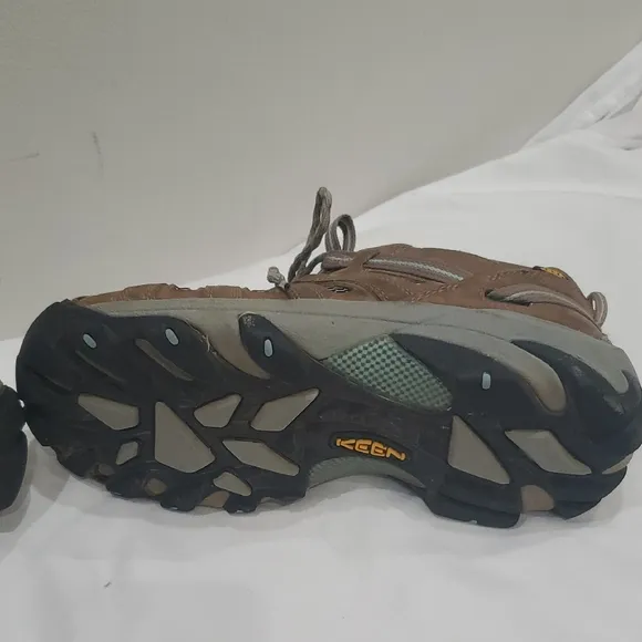 KEEN Womens Voyageur hiking shoe SZ 10