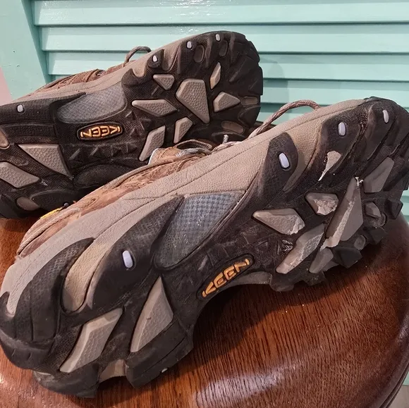 KEEN Women's Voyageur Vented Hiking Shoes, Size 8