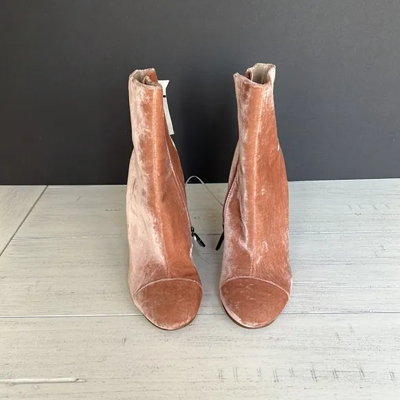 Kendall   Kylie ARGILLA Pink Velvet Booties Boots BlockPlatform Heel Sz 7.5 NWT