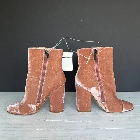 Kendall   Kylie ARGILLA Pink Velvet Booties Boots BlockPlatform Heel Sz 7.5 NWT