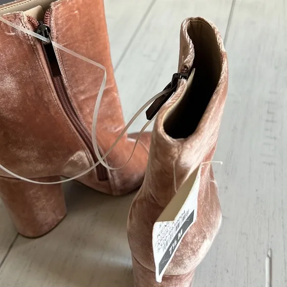 Kendall   Kylie ARGILLA Pink Velvet Booties Boots BlockPlatform Heel Sz 7.5 NWT