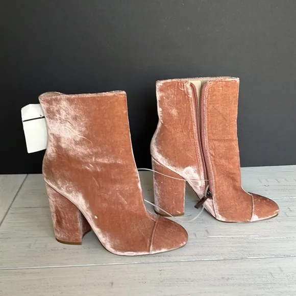 Kendall   Kylie ARGILLA Pink Velvet Booties Boots BlockPlatform Heel Sz 7.5 NWT