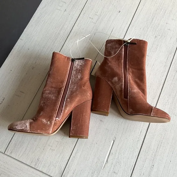 Kendall   Kylie ARGILLA Pink Velvet Booties Boots BlockPlatform Heel Sz 7.5 NWT