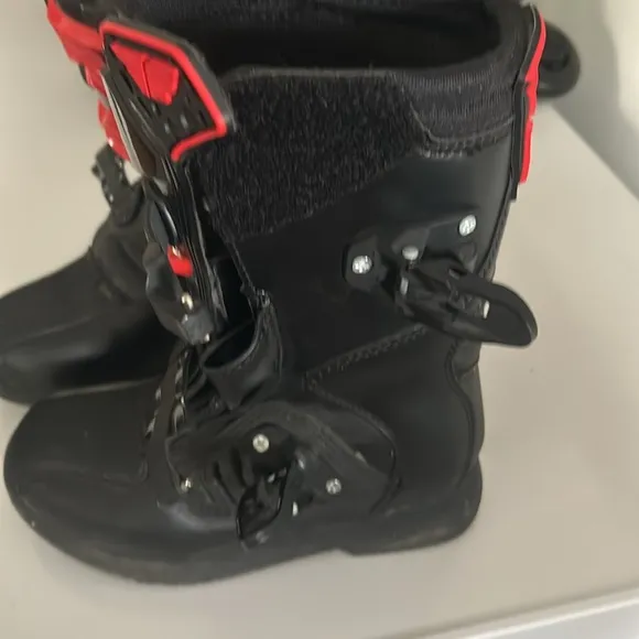 kids motorcycle boots unisex pretty new wore few times!!