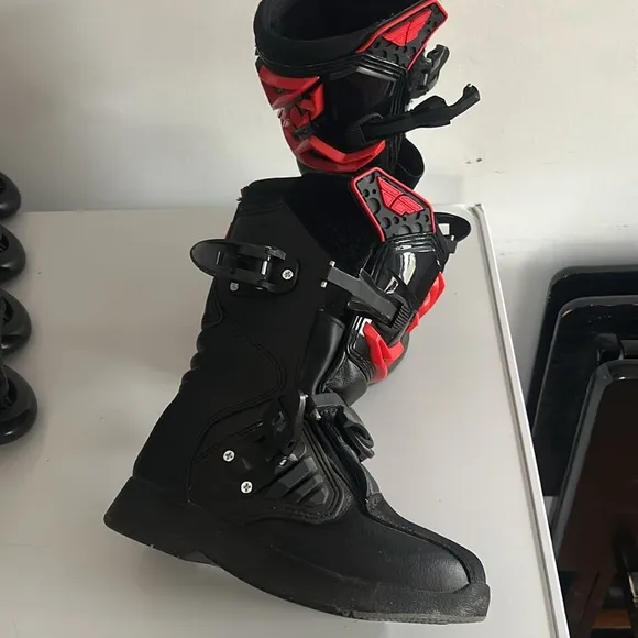 kids motorcycle boots unisex pretty new wore few times!!