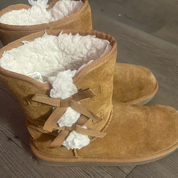 Kookaburra by UGGS, The Victoria Boot w/ bow decorative details, size 4, EUC