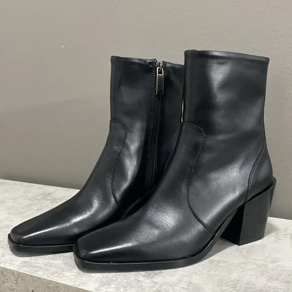 Like New! Thursday/Everyday Black Leather Side Zip Ankle Boots/Booties Size 7
