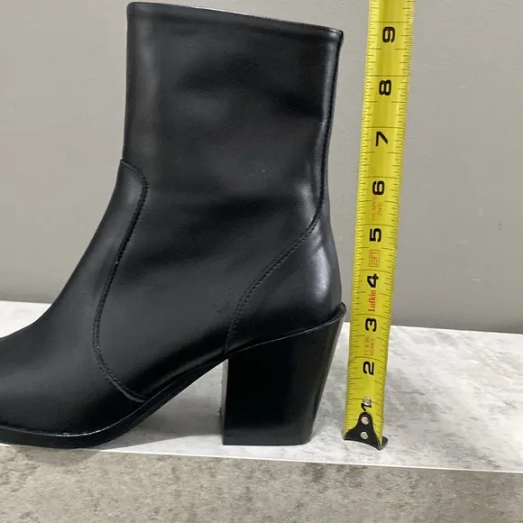 Like New! Thursday/Everyday Black Leather Side Zip Ankle Boots/Booties Size 7