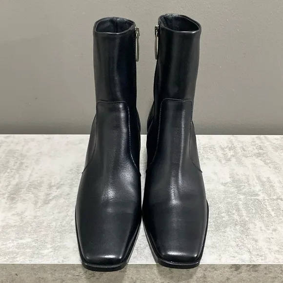 Like New! Thursday/Everyday Black Leather Side Zip Ankle Boots/Booties Size 7