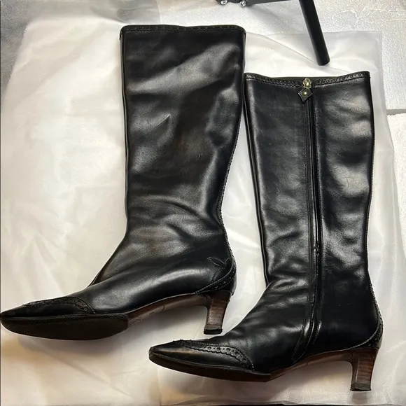 LOUIS VUITTON Elegant Black Leather Knee-High Boots