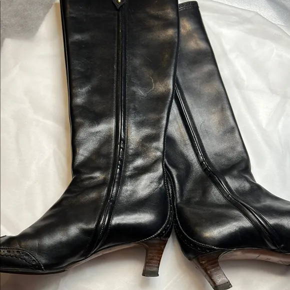 LOUIS VUITTON Elegant Black Leather Knee-High Boots