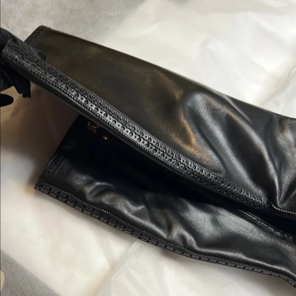 LOUIS VUITTON Elegant Black Leather Knee-High Boots
