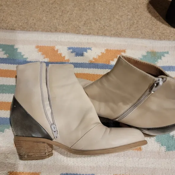 Maison Martin Margiela Cream and Gray Ankle Boots
