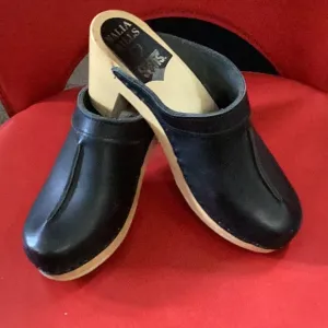 Maliamills svens MIA Black Mules Sleek Leather Clogs