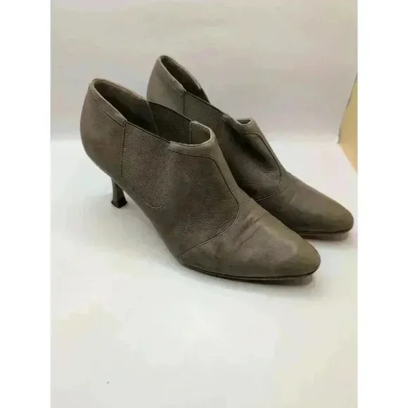 Manolo Blahnik Kitten Heel Pointed Toe Elastic Sides Ankle Boots Size 36.5