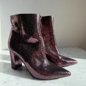 Marc Fisher Glam Metallic Snakeskin Violet Ankle Boots - Size 5.5