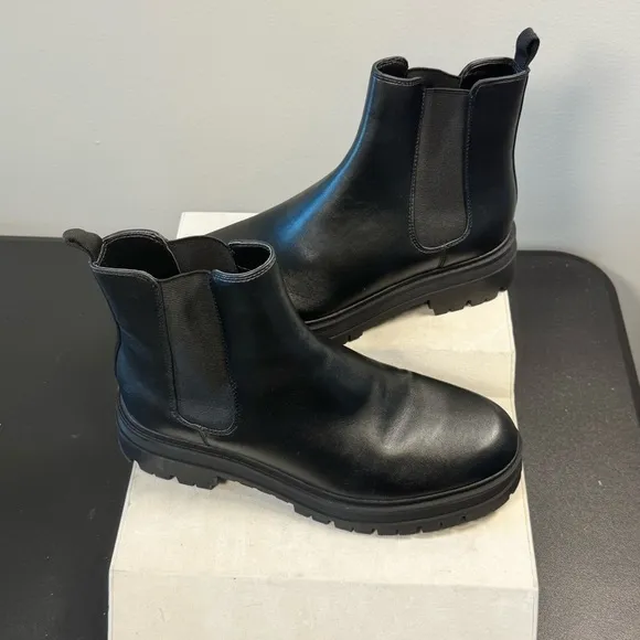 Marc Fisher Lug boots , women's, size 10 , ankle high NWT, black color