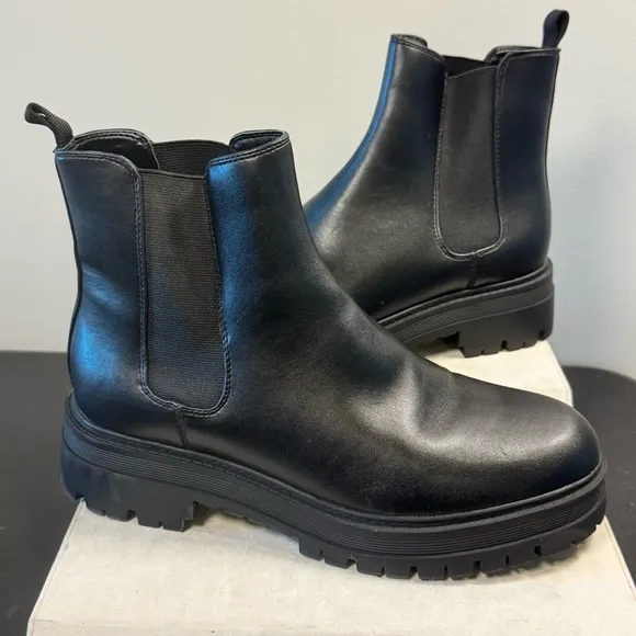 Marc Fisher Lug boots , women's, size 10 , ankle high NWT, black color