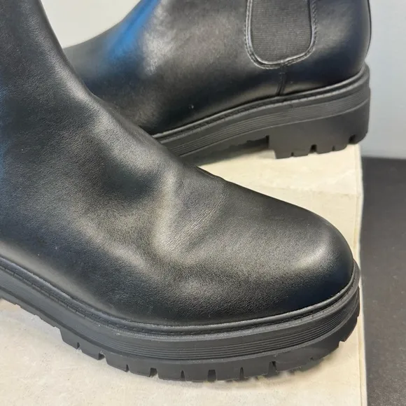 Marc Fisher Lug boots , women's, size 10 , ankle high NWT, black color