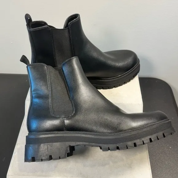 Marc Fisher Lug boots , women's, size 10 , ankle high NWT, black color