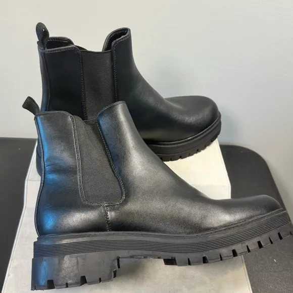 Marc Fisher Lug boots , women's, size 10 , ankle high NWT, black color