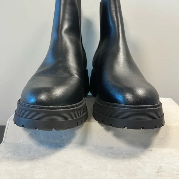 Marc Fisher Lug boots , women's, size 10 , ankle high NWT, black color
