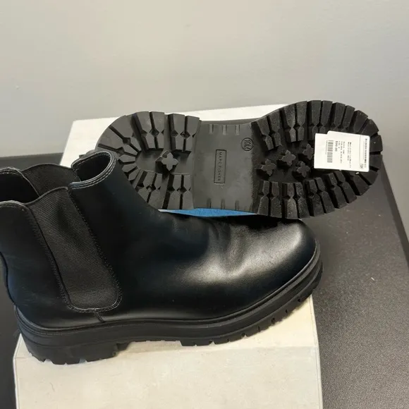 Marc Fisher Lug boots , women's, size 10 , ankle high NWT, black color