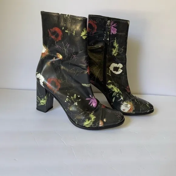 Matisse leather black floral graffiti print ankle boots size 9 1/2