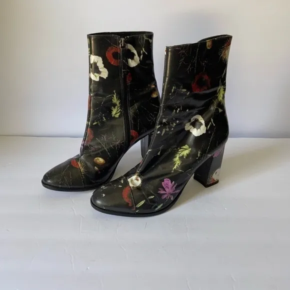 Matisse leather black floral graffiti print ankle boots size 9 1/2