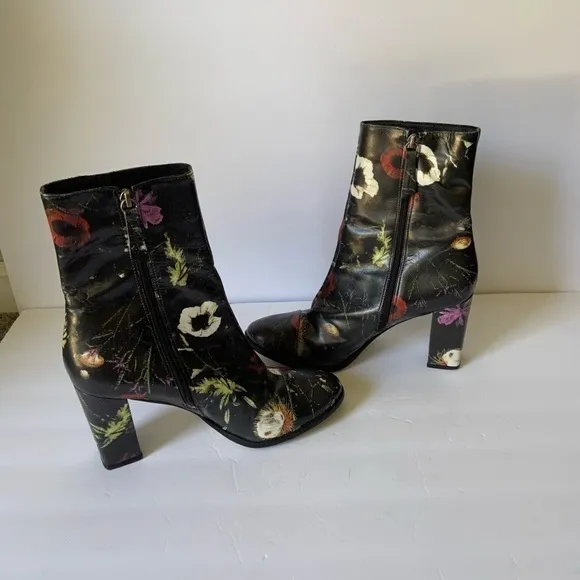 Matisse leather black floral graffiti print ankle boots size 9 1/2
