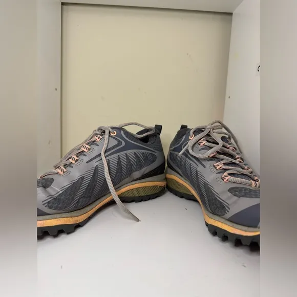 Merrell Women's Siren Edge 3 hiking shoes size 8.5 grey and pink/ orange