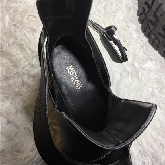 Michael Kors Corey Cut-Out Buckle Ankle Boot In Grained Leather Size 7