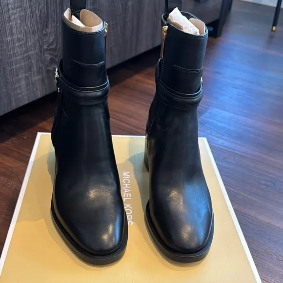 Michael Kors NWT Mindy Leather Ankle Block Heeled Boots with Gold Hardware