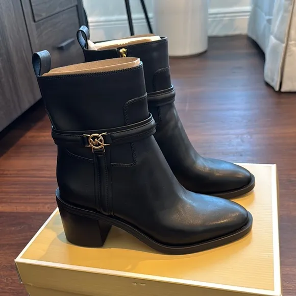 Michael Kors NWT Mindy Leather Ankle Block Heeled Boots with Gold Hardware
