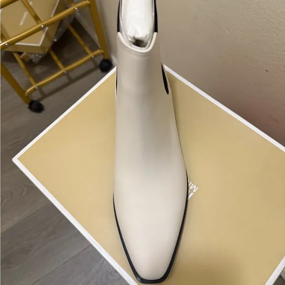Micheal Kors Elegant Cream Ankle Boots