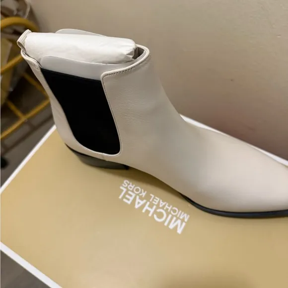 Micheal Kors Elegant Cream Ankle Boots