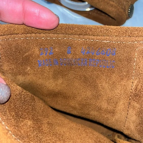 Minnetonka NWOT Size 8 Stylish Brown Suede Fringe Boots.