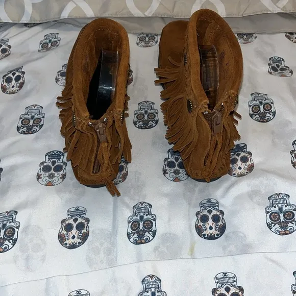 Minnetonka NWOT Size 8 Stylish Brown Suede Fringe Boots.