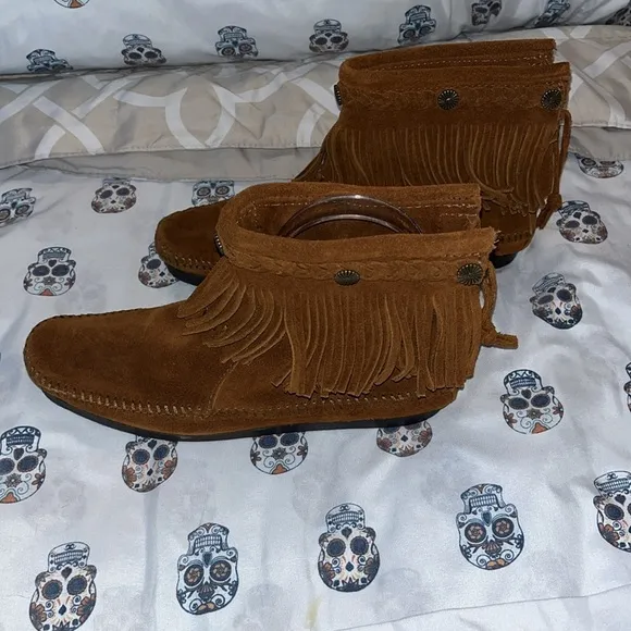 Minnetonka NWOT Size 8 Stylish Brown Suede Fringe Boots.