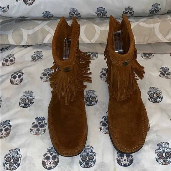 Minnetonka NWOT Size 8 Stylish Brown Suede Fringe Boots.