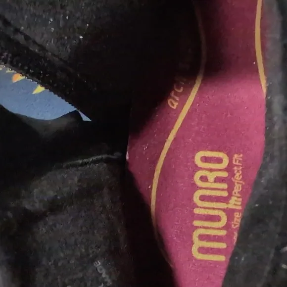 Munro Women's Black suede Ankle Boots