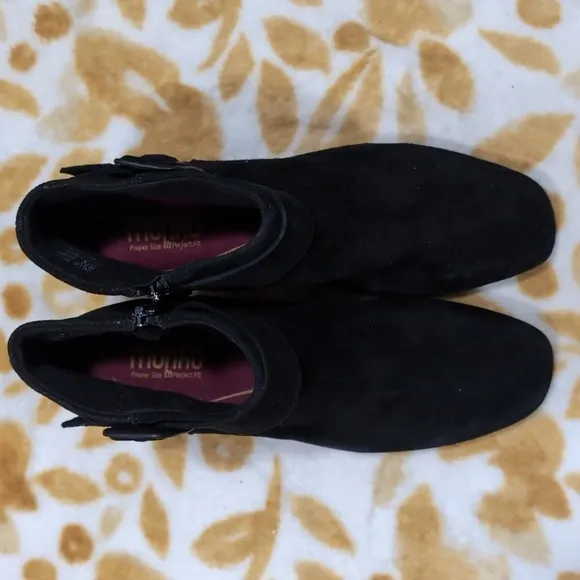 Munro Women's Black suede Ankle Boots