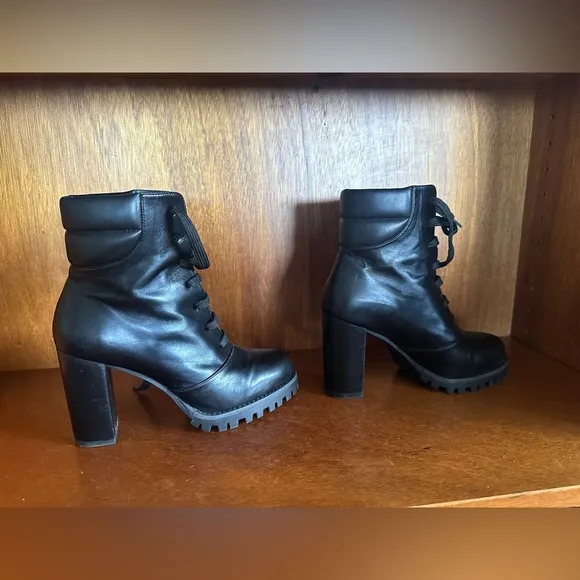 NEW authentic Stuart Weitzman boots! Size 6