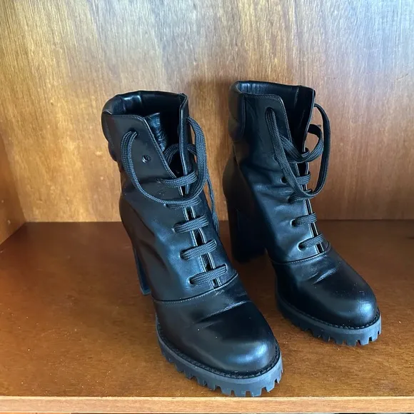 NEW authentic Stuart Weitzman boots! Size 6