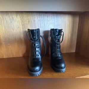 NEW authentic Stuart Weitzman boots! Size 6