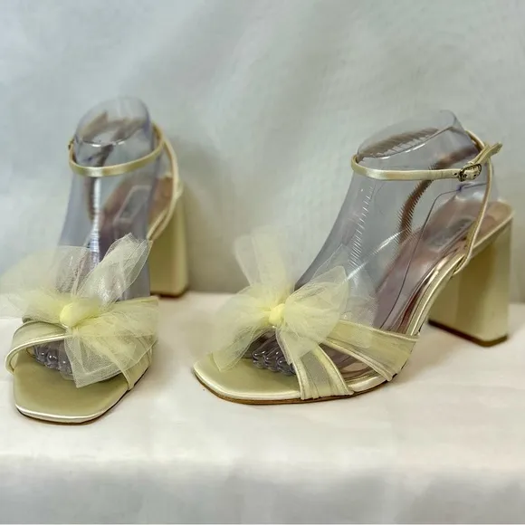 New Badgley Mischka Tess Ivory Satin Womens Heels / Sz 9 / Floor sample