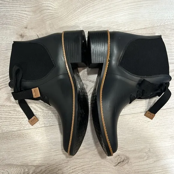 New Bernardo Lacey Rain Boots Womens Black Color Casual size 8-9 Ankle Booties