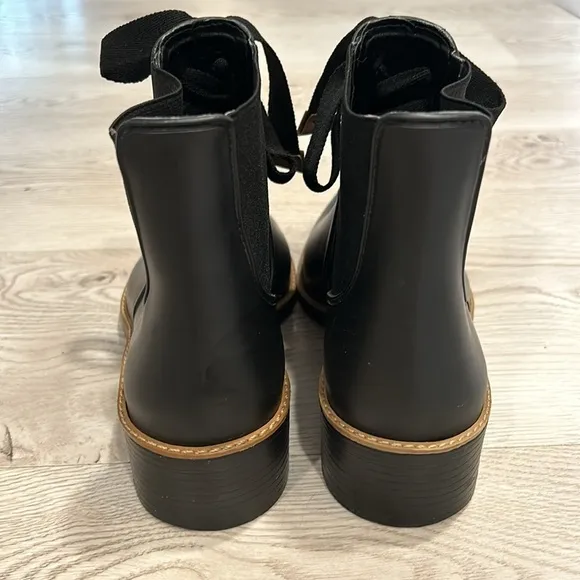 New Bernardo Lacey Rain Boots Womens Black Color Casual size 8-9 Ankle Booties