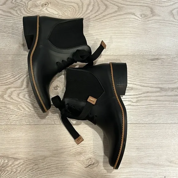 New Bernardo Lacey Rain Boots Womens Black Color Casual size 8-9 Ankle Booties