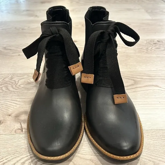 New Bernardo Lacey Rain Boots Womens Black Color Casual size 8-9 Ankle Booties